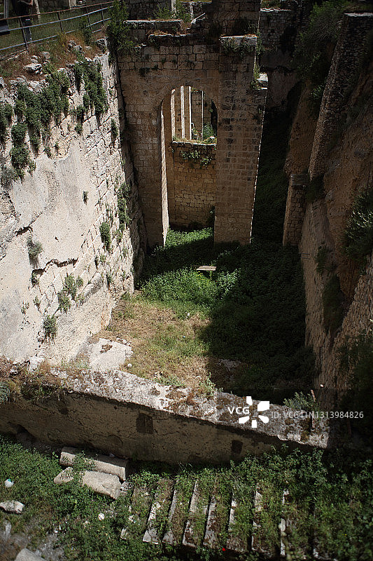南方贝塞斯达池塘和古老教堂遗址图片素材