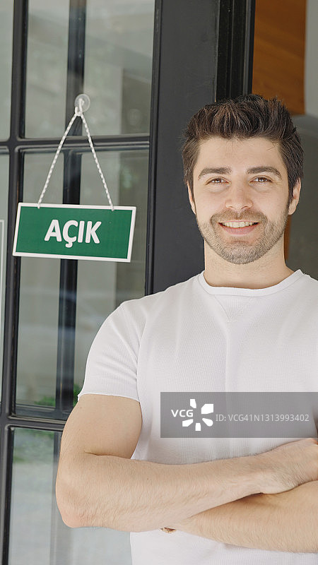 摆姿势的土耳其小企业主图片素材