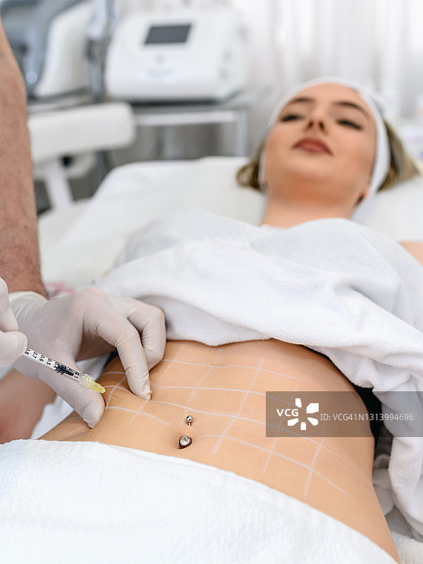 女人接受溶脂治疗图片素材