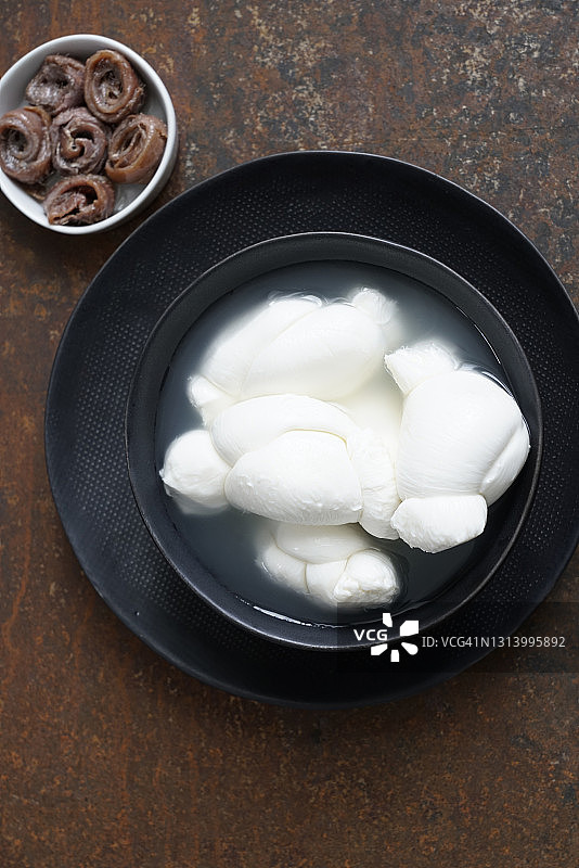 牛奶制莫扎里拉结，坎帕尼亚特色产品及切塔拉橄榄油凤尾鱼，意大利图片素材