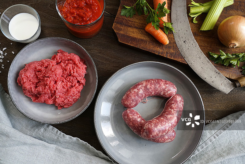 肉末番茄酱食材：牛肉末、猪肉、浓番茄酱、洋葱、芹菜、胡萝卜、牛奶、橄榄油、盐图片素材
