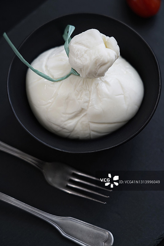 布拉塔奶酪与坎帕尼亚有机小番茄图片素材