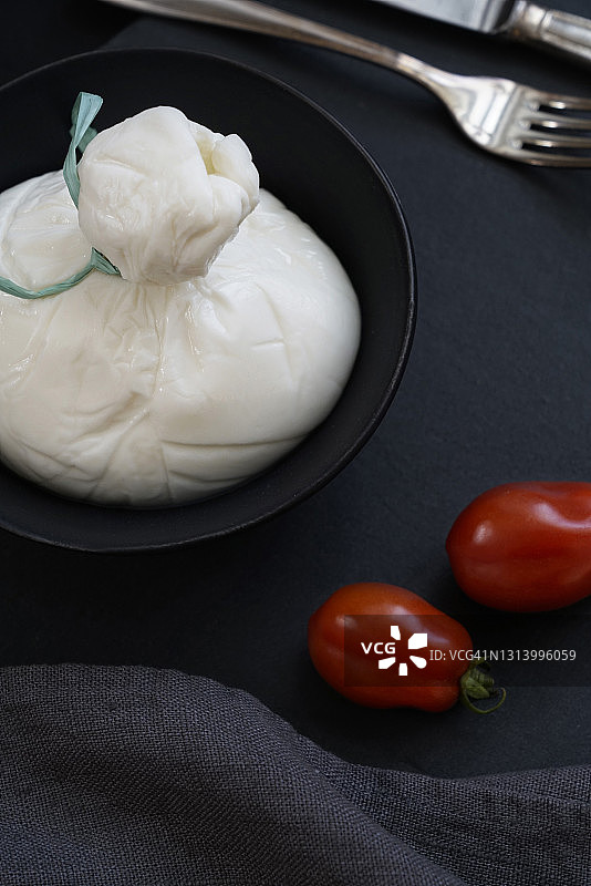 布拉塔奶酪与坎帕尼亚有机小番茄图片素材