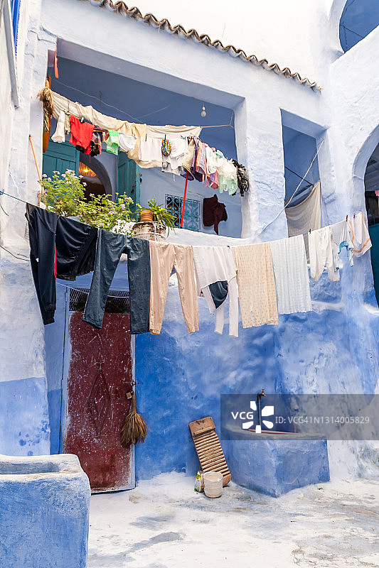 舍夫沙万城镇蓝色庭院里晾晒的衣物图片素材