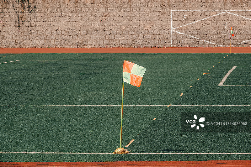 足球场上的角旗图片素材