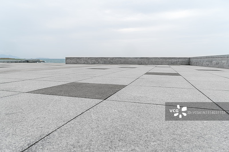 海边混凝土墙停车场图片素材