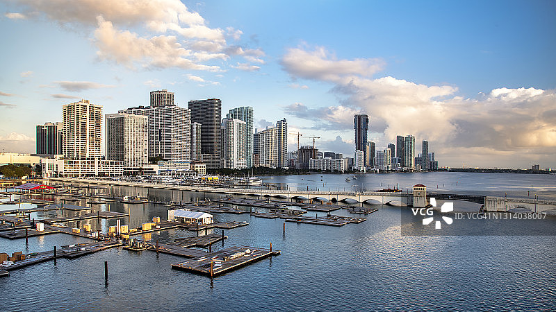 佛罗里达州迈阿密的天际线和威尼斯路图片素材