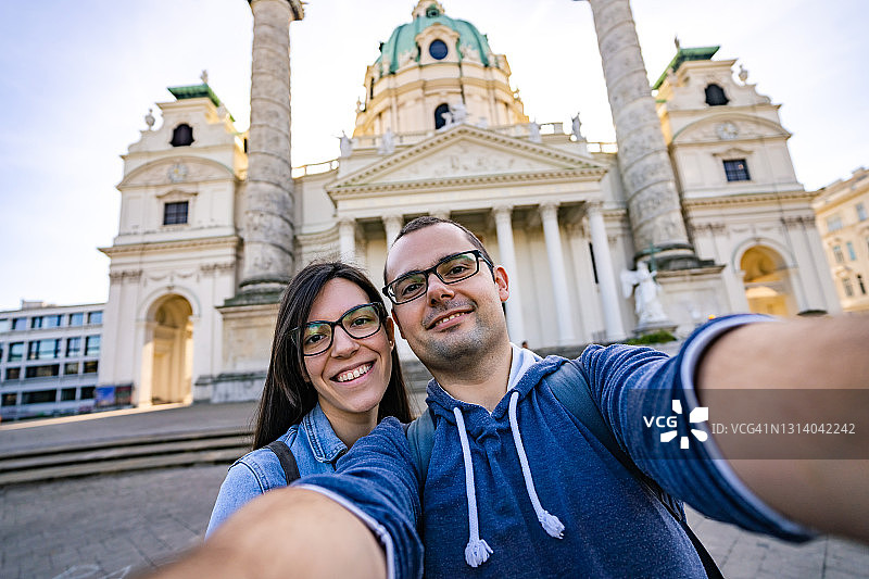 情侣与卡尔教堂自拍图片素材