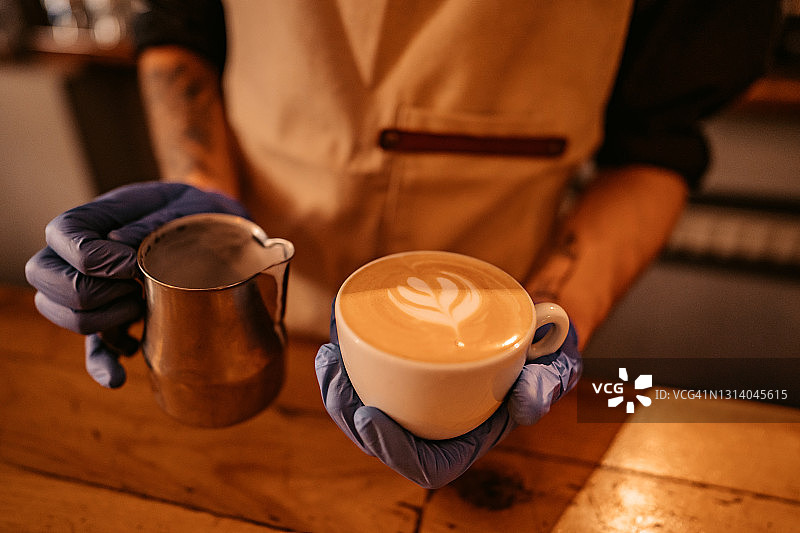 咖啡师制作拿铁拉花图片素材