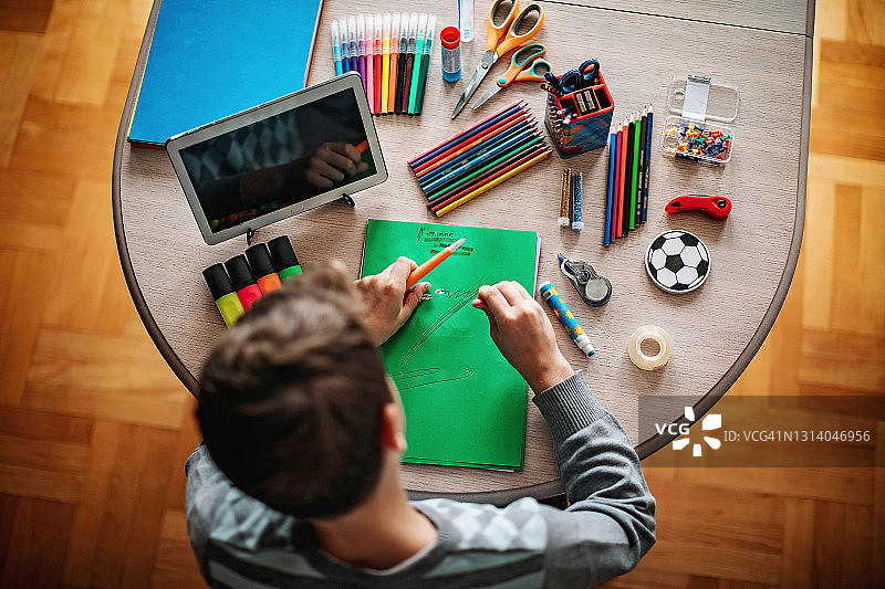 孩子们在做作业图片素材