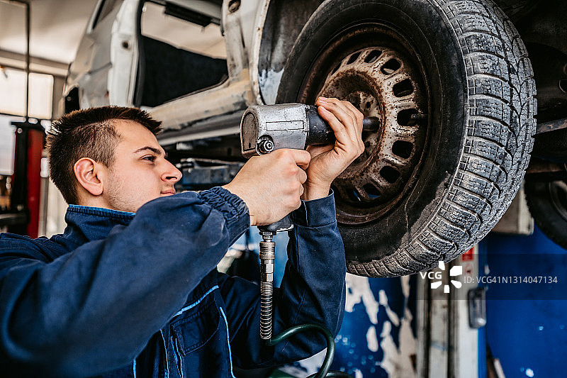 修理工在修理厂更换轮胎图片素材