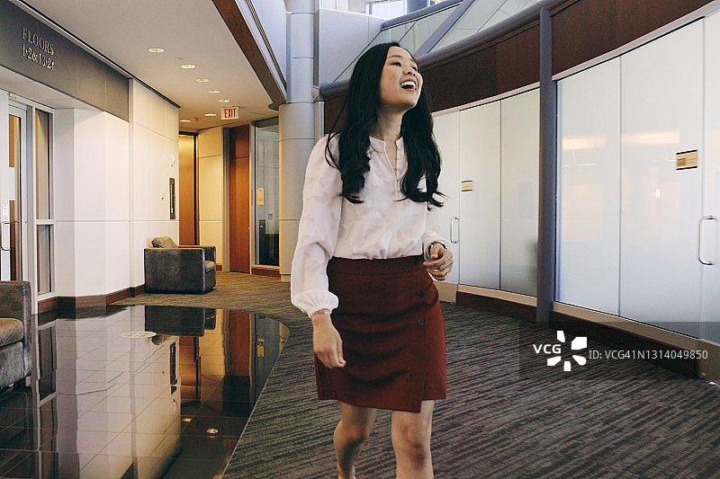 女高管走进办公室图片素材