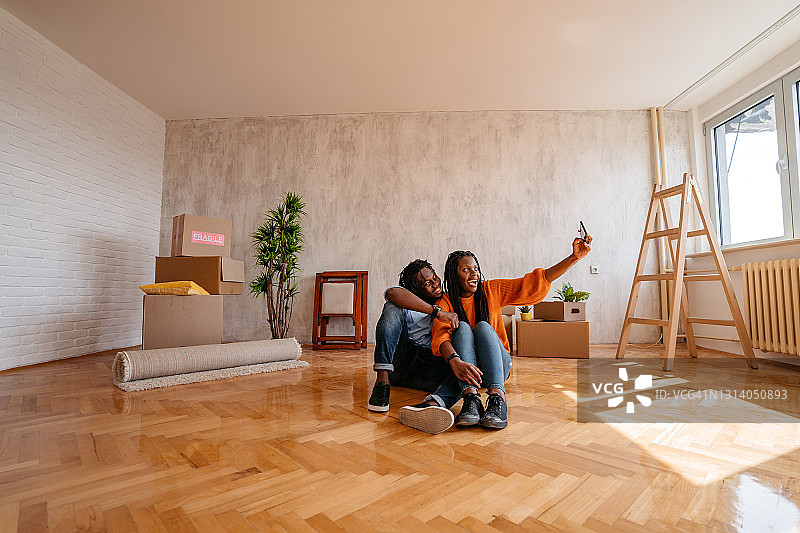 微笑情侣在新家自拍图片素材