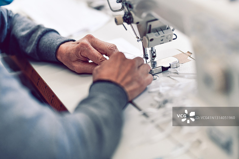 纺织厂工人使用缝纫机图片素材