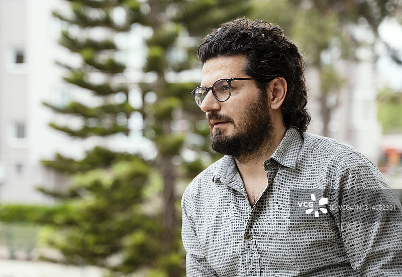 隔离期间在阳台上的男子肖像图片素材