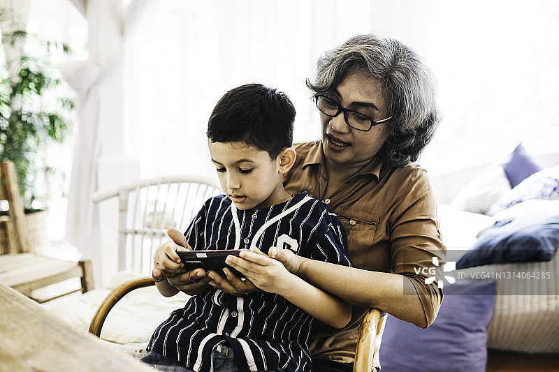 奶奶和孙子在家使用手机图片素材