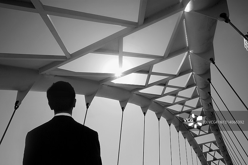 高管站在人行天桥前图片素材