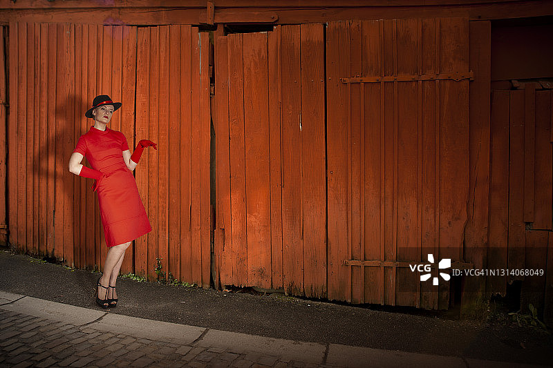 戴帽子的红裙优雅女人图片素材