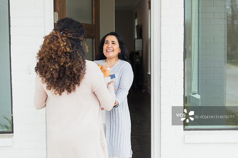 中年妇女接收送来的食品图片素材