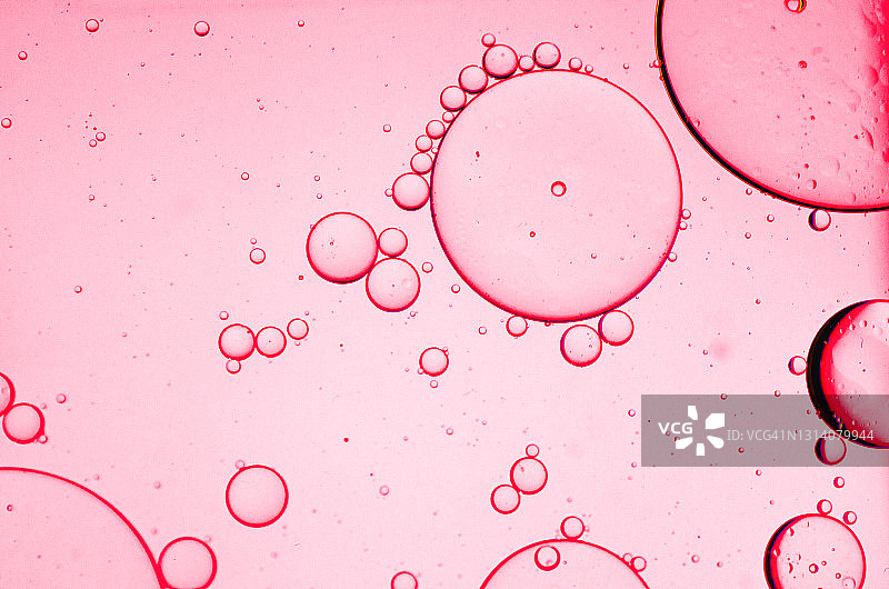 彩色背景下的水中油抽象图片素材