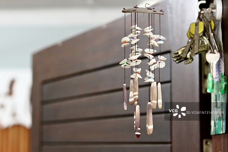 客厅门边的悬挂风铃图片素材