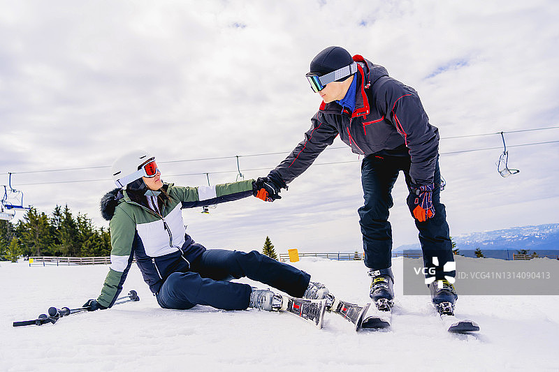 滑雪事故图片素材