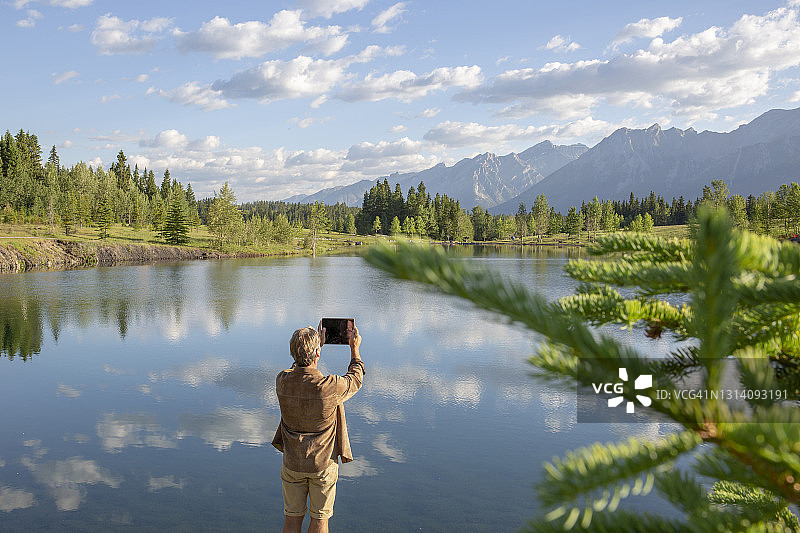 男人早上在湖边放松图片素材