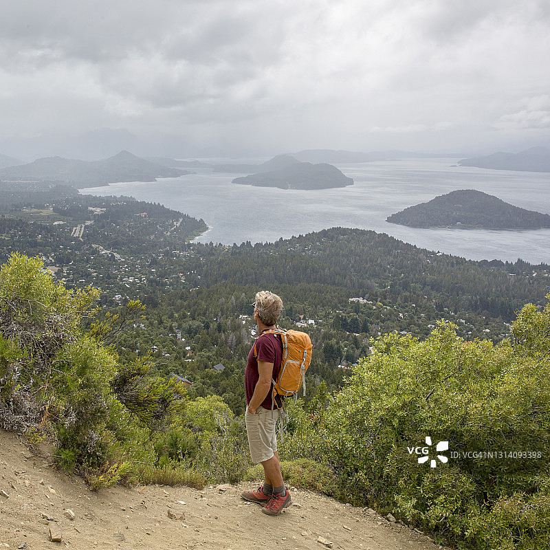 清晨，徒步者沿着山脊行走图片素材