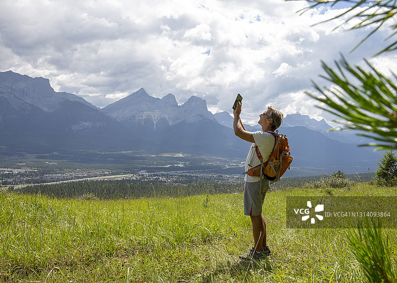 男人在清晨的草原上徒步旅行图片素材