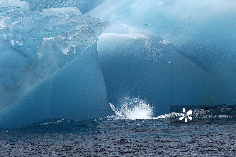 南极洲融化的蓝色冰块图片素材