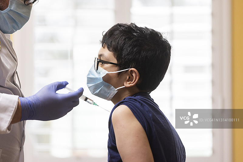 医护人员为儿童接种疫苗图片素材