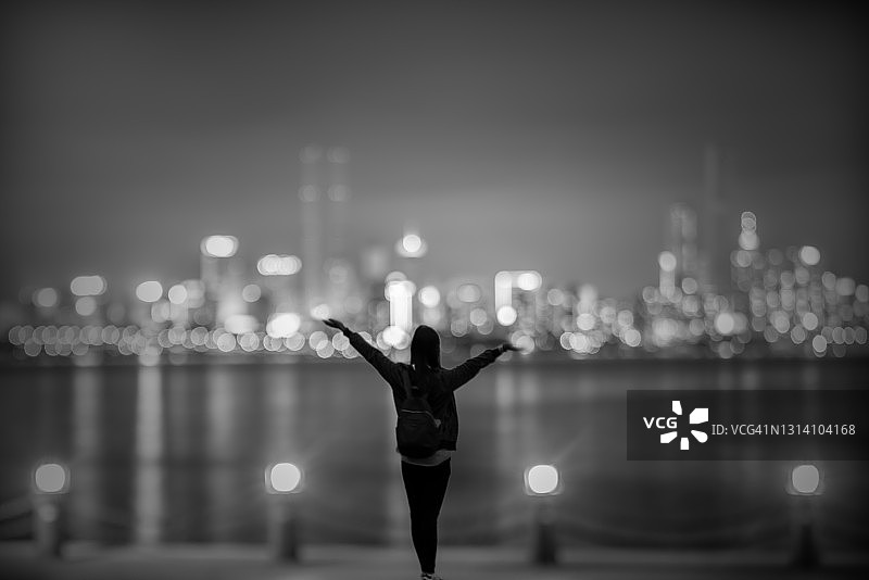 夜景海湾城市背景下的女孩图片素材