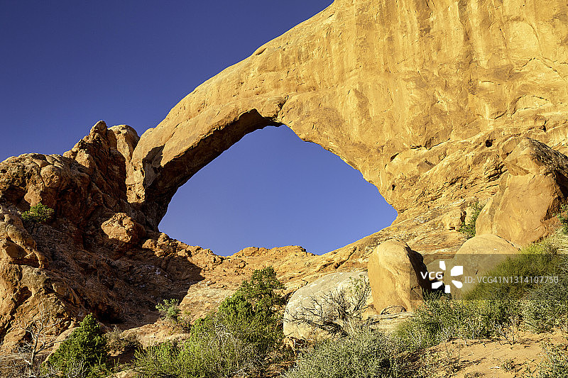 拱门国家公园日出时分的南窗拱门图片素材