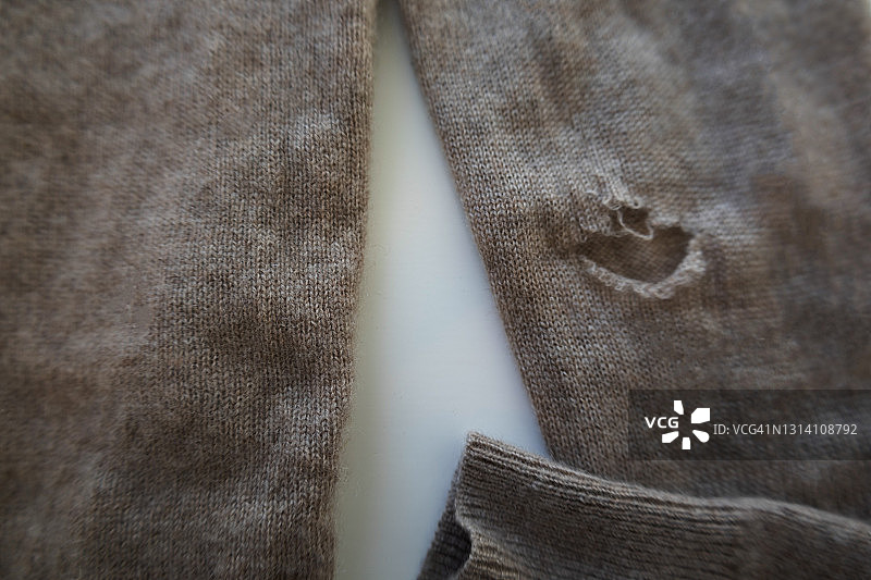 带破洞的羊绒衫肘部图片素材