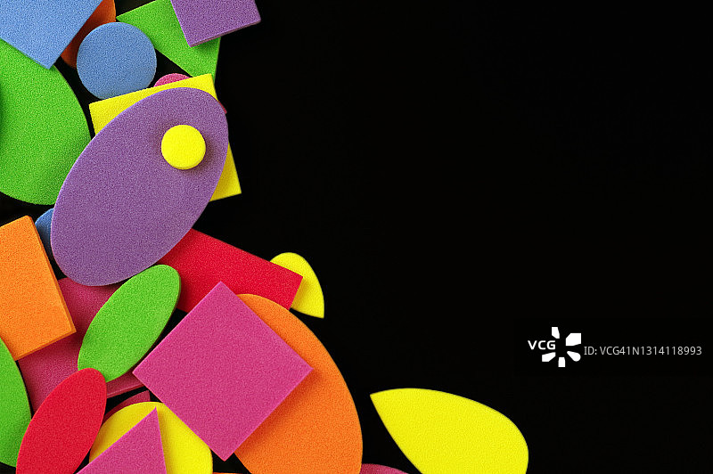 黑色背景上色彩鲜艳的形状图片素材