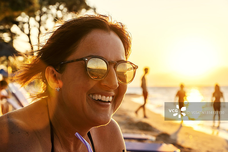 在海滩上欢笑的女孩图片素材
