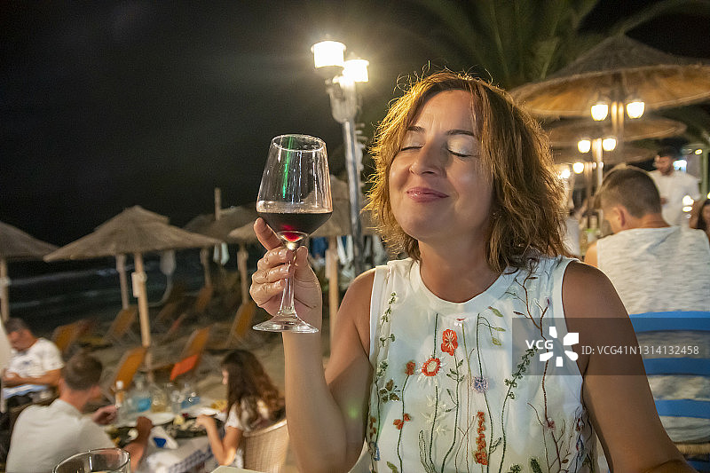 正在享用传统希腊美食的美丽女人图片素材