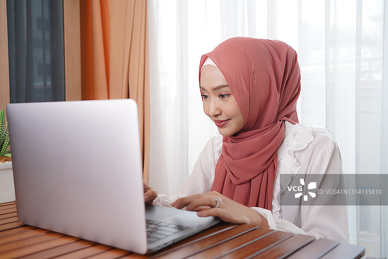 亚洲穆斯林女商人使用电脑工作图片素材