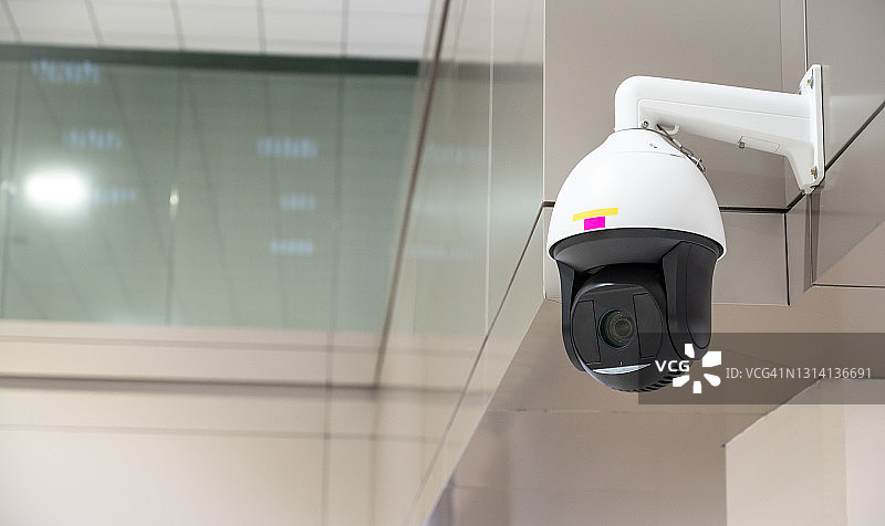 公共场所墙壁上的监控摄像头图片素材