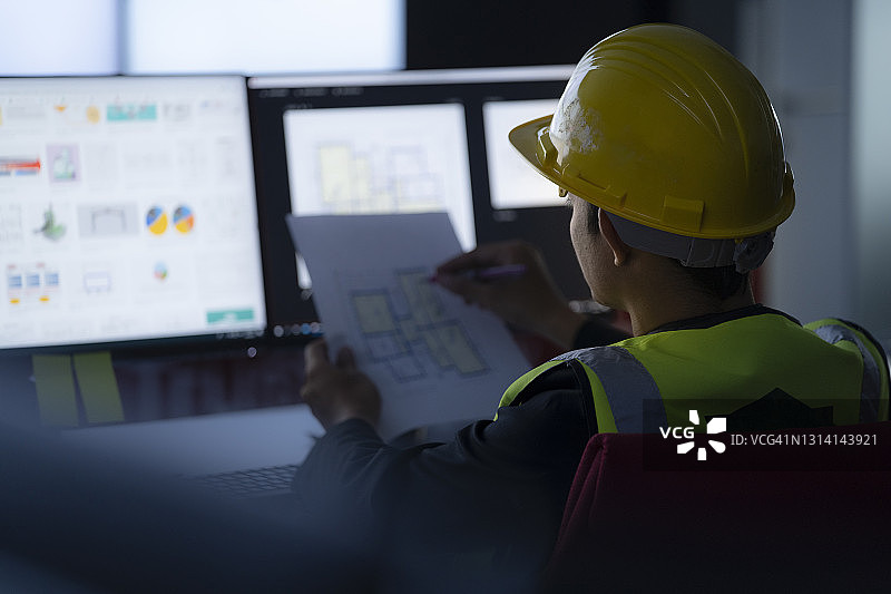 工业工程师在控制中心监控屏幕前工作，技术与AI理念图片素材