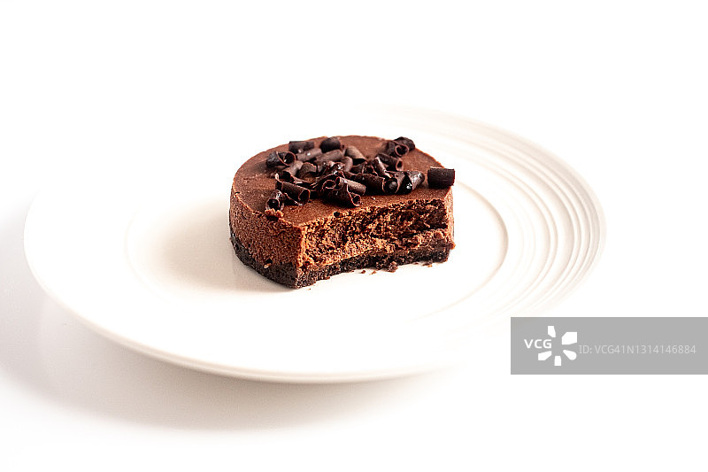 迷你巧克力芝士蛋糕，白色背景，选择性聚焦图片素材