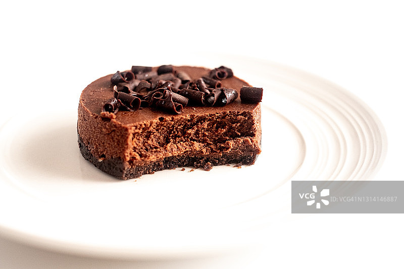 迷你巧克力芝士蛋糕，白色背景，选择性聚焦图片素材