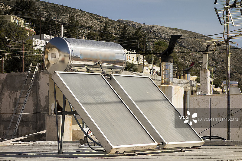 希腊村庄的太阳能热水器图片素材