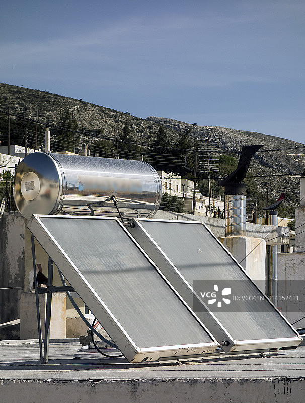 希腊村庄的太阳能热水器图片素材