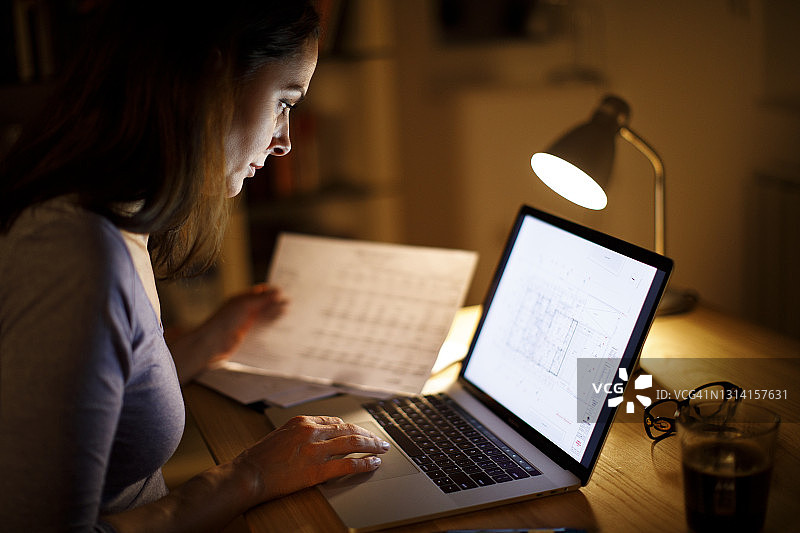 在家工作到深夜的女人图片素材