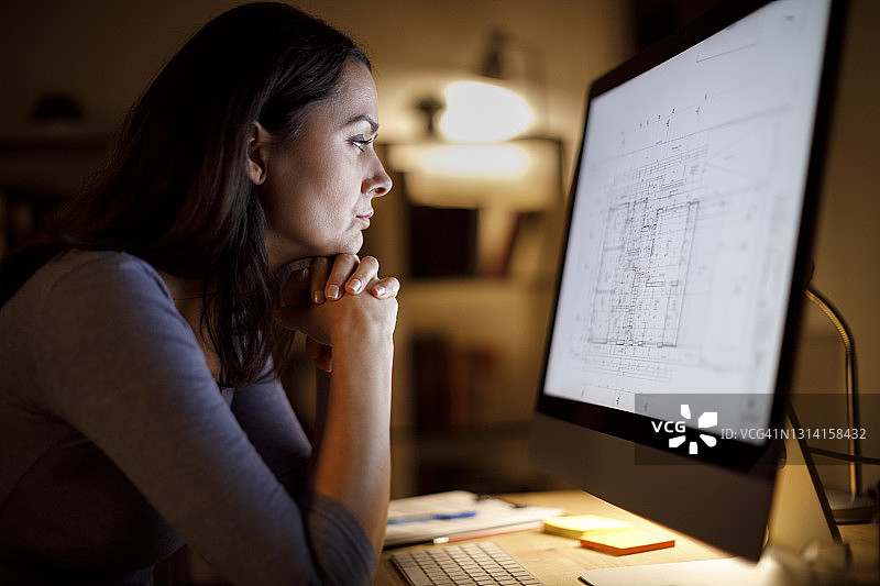 看着电脑屏幕的疲惫女商人图片素材