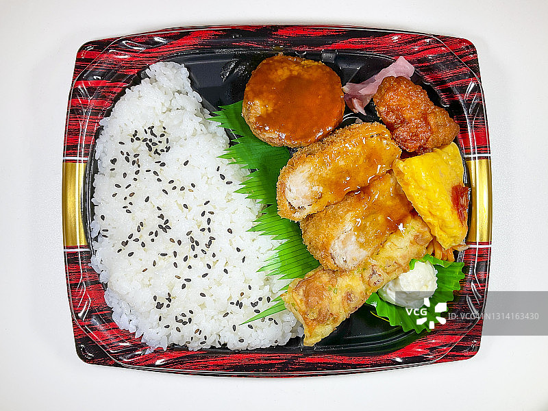 白色背景上一次性塑料盒中的便当图片素材