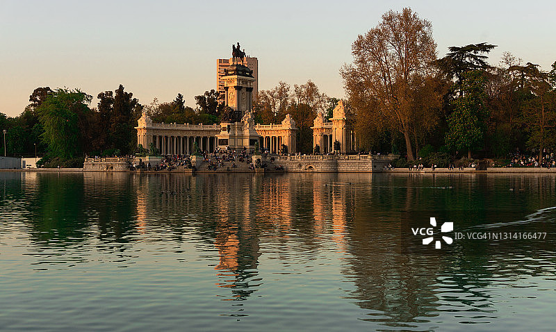 马德里丽池公园阿方索十二世纪念碑和池塘日落景观图片素材