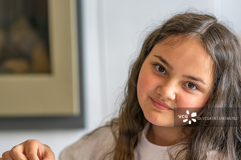 十二岁女孩的休闲肖像图片素材