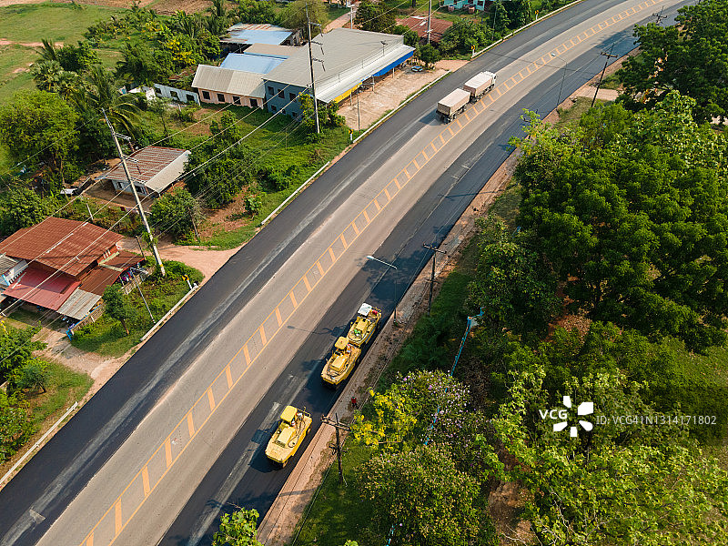 道路施工现场压路机沥青路面修复鸟瞰图图片素材